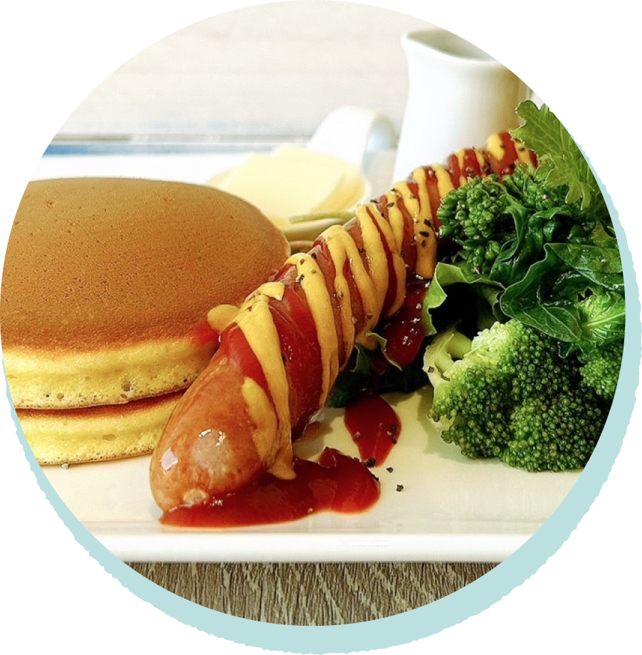 ホットケーキ & ソーセージサラダ